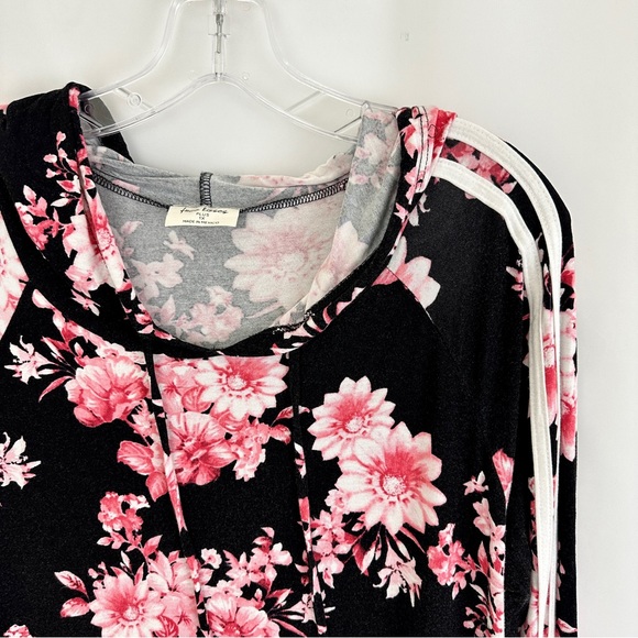 Women’s Free Kisses Flower Hoodie Size 1X - Picture 2 of 3
